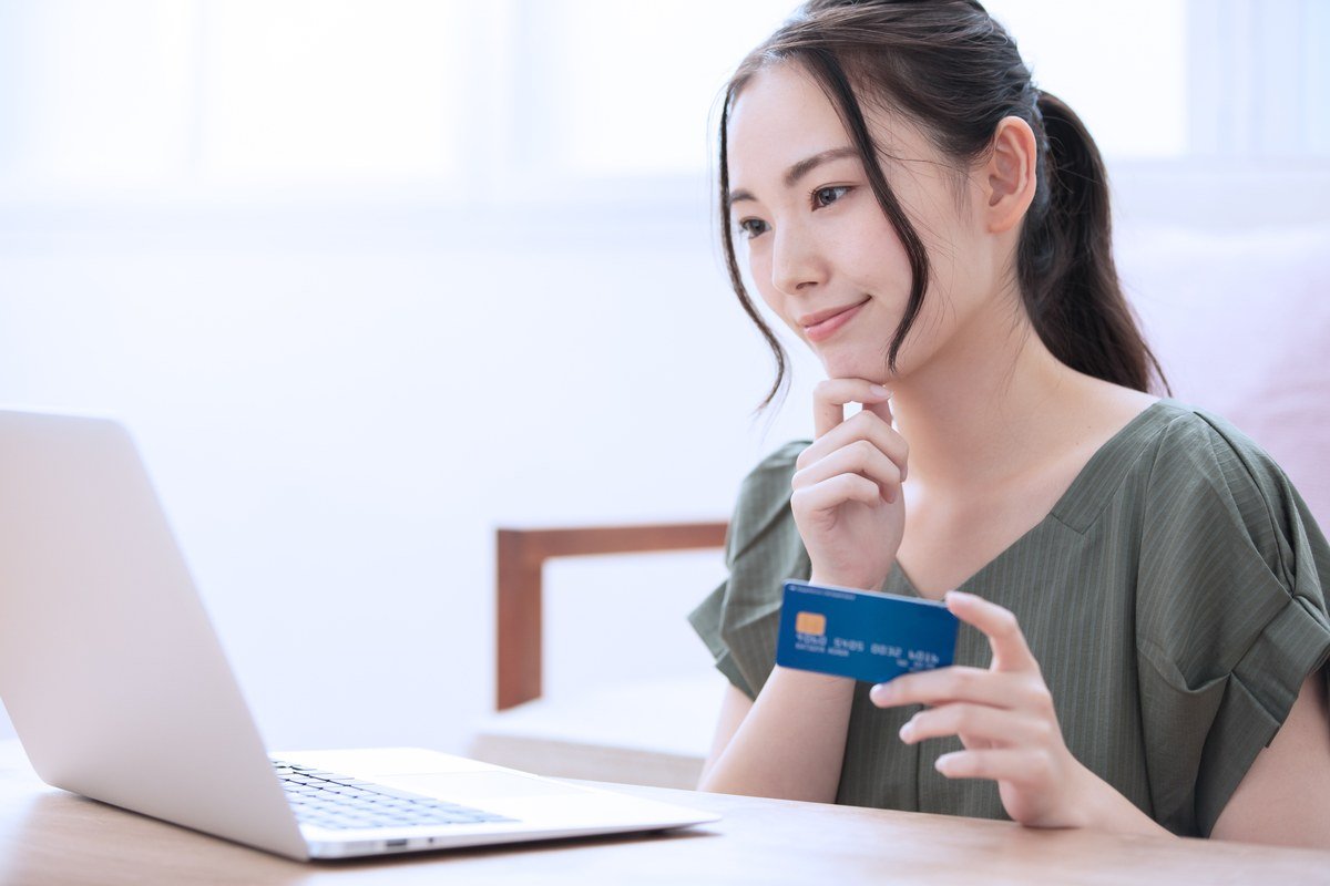 自宅でインターネットを利用する人物