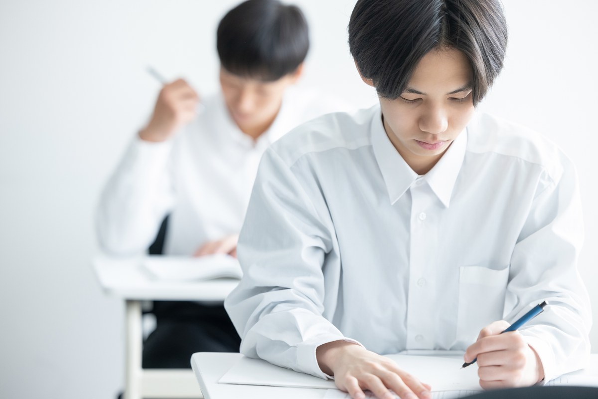 勉強する中学生・高校生