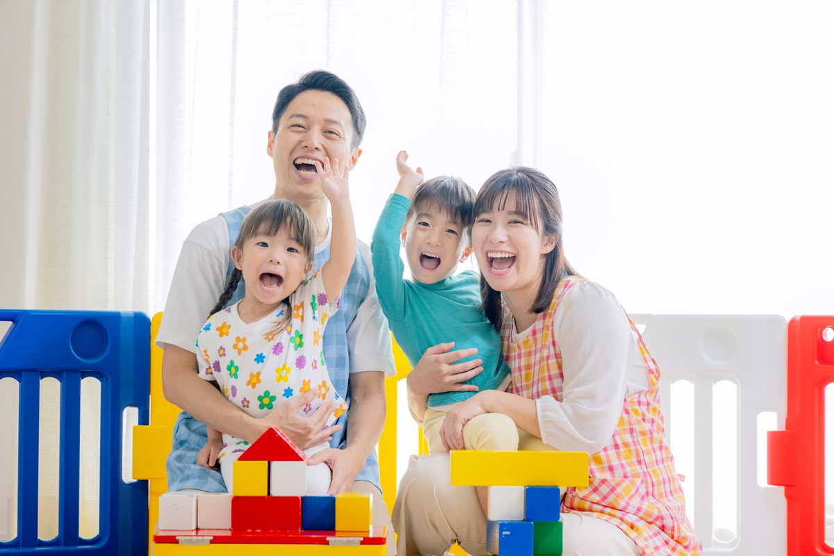 パズルで遊ぶ幼児
