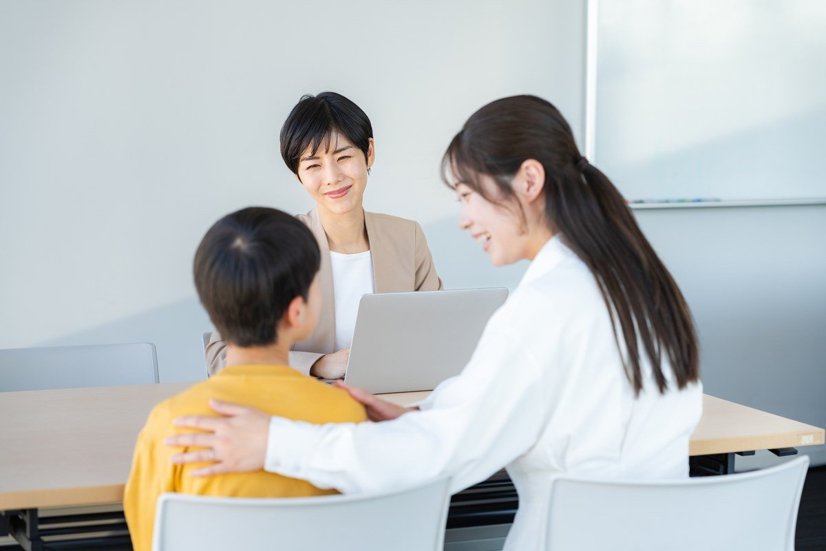 親子で学習する幼児の様子