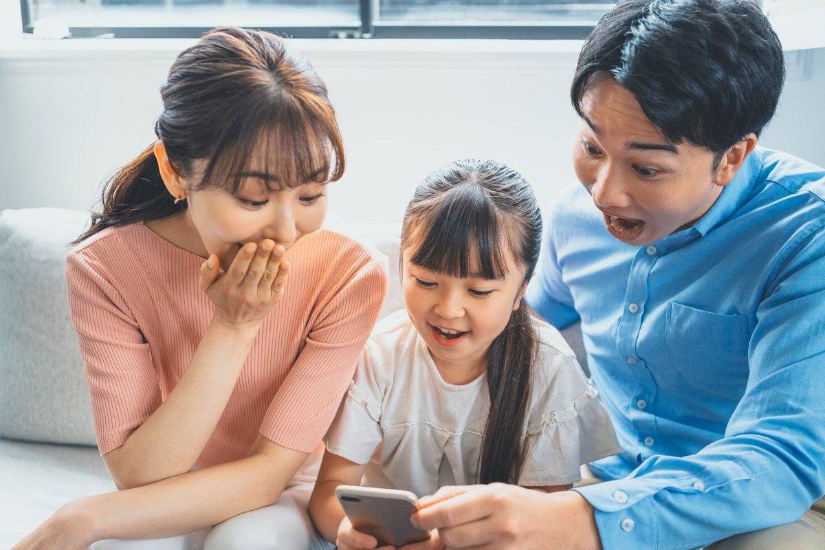 スマホで学習サービスを利用する様子
