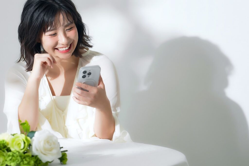 スマホでネット通販をする女性