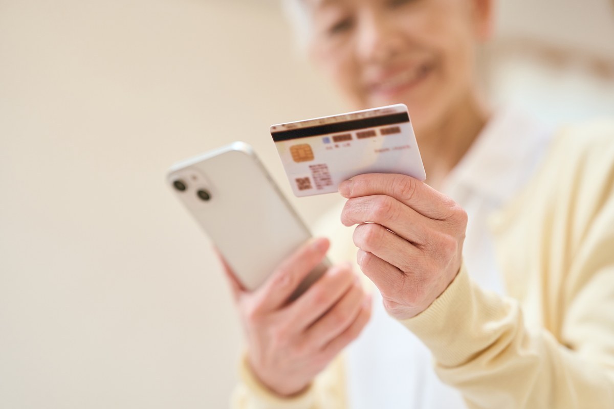 スマホで支払いをする女性