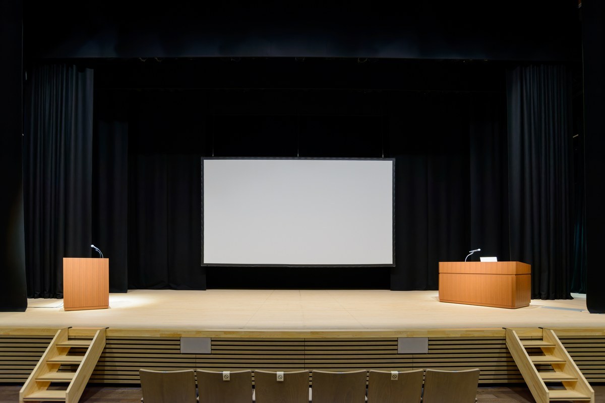 カンファレンス会場で講演を聞く参加者たち